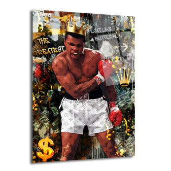 Üzerinde altın taç bulunan, kırmızı boks eldivenli ve lüks marka desenli şort giymiş Muhammed Ali'nin, arka planda para motifleri, 'THE GREATEST' ve 'FLOAT LIKE A BUTTERFLY' yazılarıyla çevrili, pop art ve graffiti tarzında, enerjik bir cam tablo.