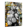 Altın taç ve şampiyonluk kemerleriyle siyah beyaz Mike Tyson portresi, arkasında altın rengi graffiti 'RICH' yazısı ve dolar banknotları ile zenginlik temalı modern bir cam tablo.