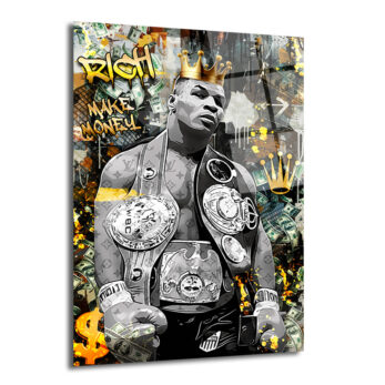 Altın taç ve şampiyonluk kemerleriyle siyah beyaz Mike Tyson portresi, arkasında altın rengi graffiti 'RICH' yazısı ve dolar banknotları ile zenginlik temalı modern bir cam tablo.