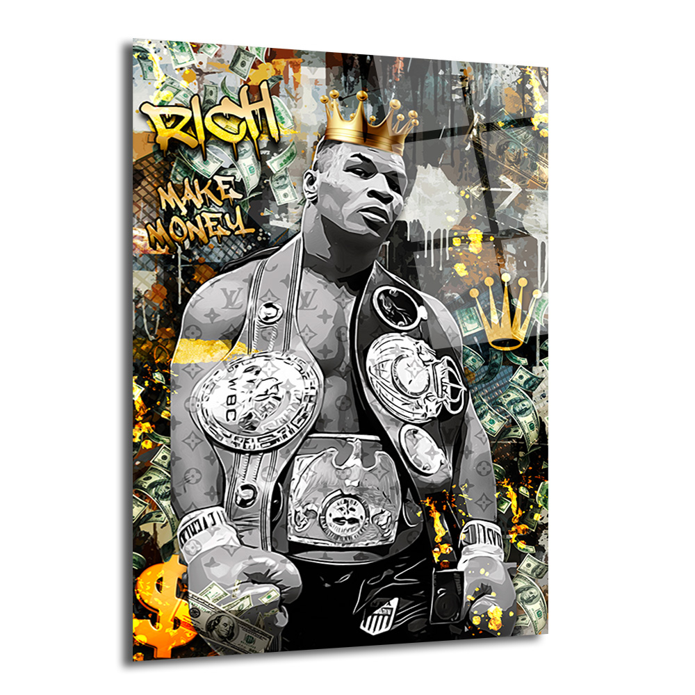 Demir Mike Tyson Kral Tacı ve Para Temalı Sanat Cam Tablo Duvar Dekoru Altın taç ve şampiyonluk kemerleriyle siyah beyaz Mike Tyson portresi, arkasında altın rengi graffiti 'RICH' yazısı ve dolar banknotları ile zenginlik temalı modern bir cam tablo.