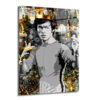 Efsane Bruce Lee Kral Taçlı Modern Cam Tablo Duvar Dekoru Kral tacı takmış, siyah beyaz çizim stilinde Bruce Lee'nin sarı, altın ve yeşil renkli para, yazı ve graffiti detaylarıyla dolu arka plan önünde poz verdiği modern cam tablo.