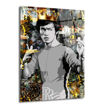 Kral tacı takmış, siyah beyaz çizim stilinde Bruce Lee'nin sarı, altın ve yeşil renkli para, yazı ve graffiti detaylarıyla dolu arka plan önünde poz verdiği modern cam tablo.