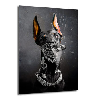 Ağzında siyah beyaz bandana, boynunda gümüş zincir ve dolar işareti kolye olan, sert bakışlı siyah bir Doberman köpeğin koyu gri arka plan önünde durduğu modern cam tablo.