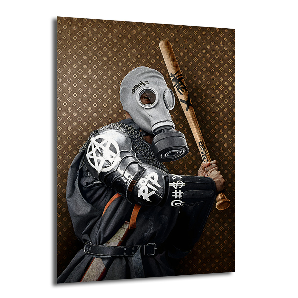 Urban Rebel Gaz Maskeli Figür Cam Tablo Duvar Dekoru Gaz maskesi takmış, zırhlı kolları ve pentagram sembolü olan bir figürün beyzbol sopası tuttuğu, kahverengi lüks marka monogram desenli arka plana sahip modern cam tablo.