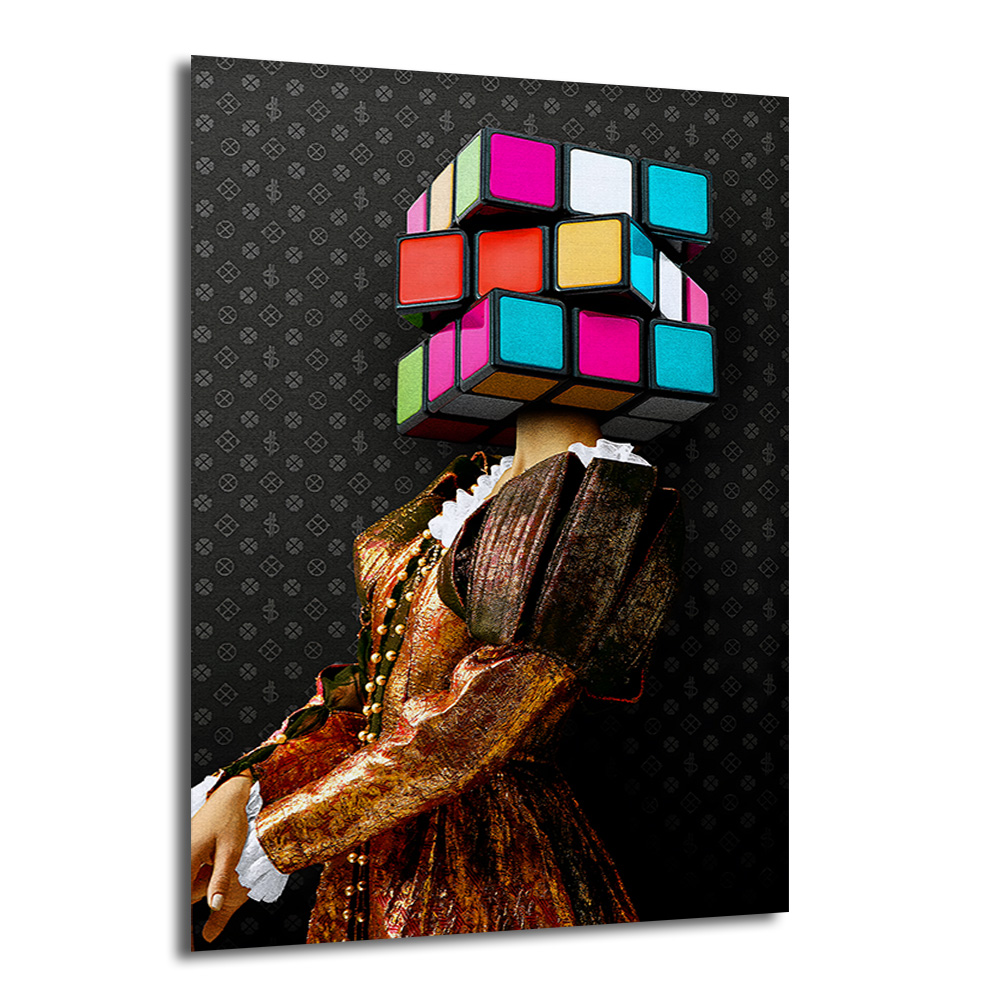 Rubik Kafa Modern Sanat Cam Tablo - Glazella Özel Seri Duvar Dekoru Rubik Küp başlı, altın ve bronz renkli barok tarzı giysiler içinde bir figürün koyu renkli, monogram desenli bir arka plan önünde durduğu modern sanat eseri.