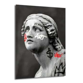 Siyah beyaz klasik kadın heykel büstünün üzerine kırmızı, beyaz ve siyah renklerde 'QUEEN', 'ART', '$' gibi graffiti yazıları ve taç sembolleri çizilmiş, modern ve asi bir cam tablo.