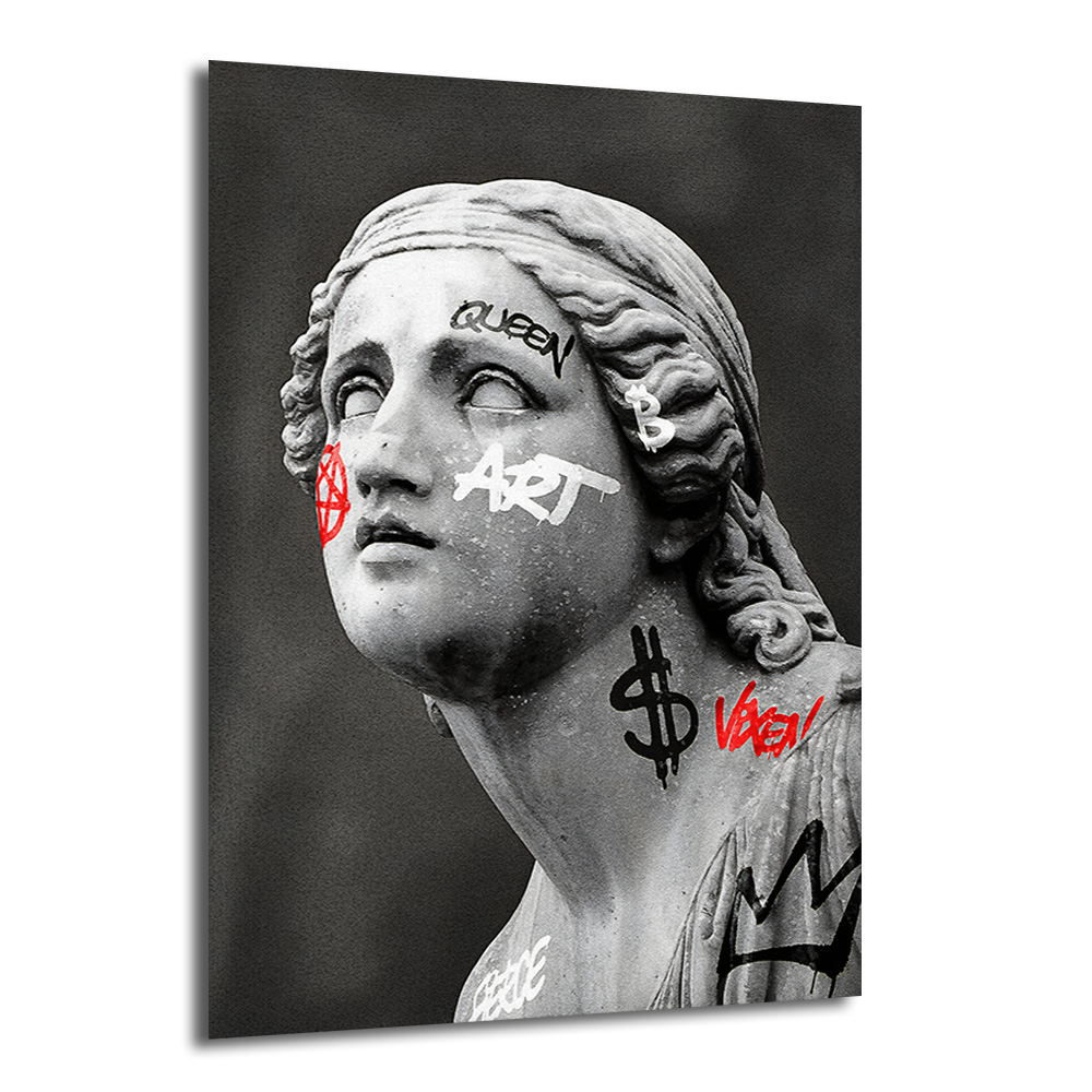 Asi Ruhlu Klasik Heykel Graffiti Sanat Cam Tablo Duvar Dekoru Siyah beyaz klasik kadın heykel büstünün üzerine kırmızı, beyaz ve siyah renklerde 'QUEEN', 'ART', '$' gibi graffiti yazıları ve taç sembolleri çizilmiş, modern ve asi bir cam tablo.