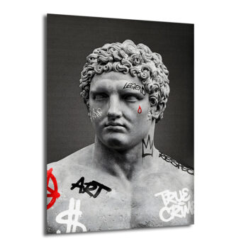 Koyu gri fon önünde, üzerine modern graffiti yazıları ve sembolleri (LEGEND, ART, dolar işareti, kırmızı gözyaşı, taç) işlenmiş gri renkli, klasik bir erkek büstünün yakın çekim cam tablo görseli.