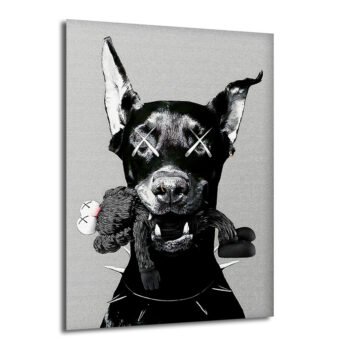 oyuncak tutan, gözlerinde beyaz çarpı işaretleri olan siyah bir Doberman köpeği ve boynunda çivili bir tasma ile gri arka plan üzerine modern sanat cam tablo.