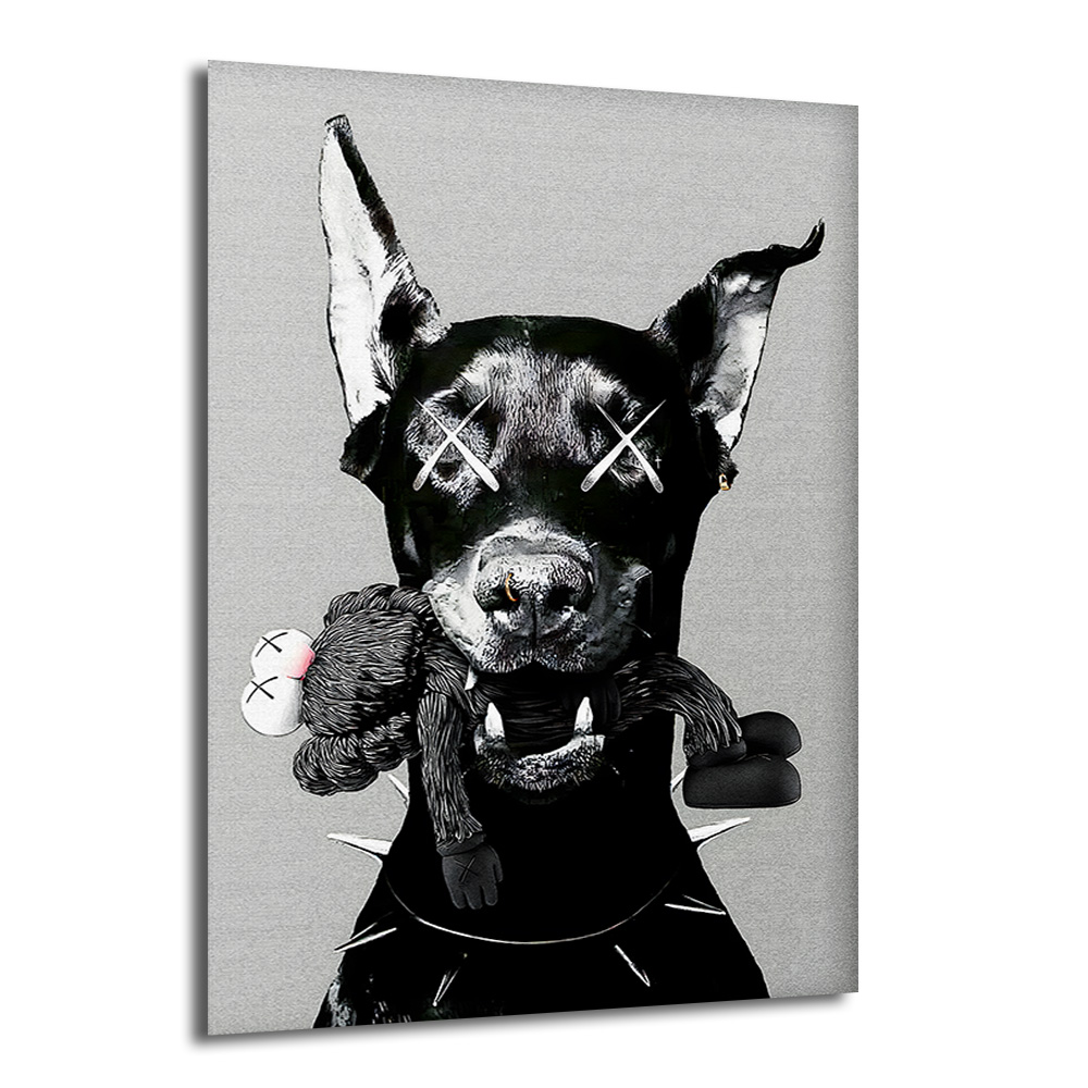 Asi Doberman ve Arkadaşı Modern Cam Tablo Duvar Dekoru oyuncak tutan, gözlerinde beyaz çarpı işaretleri olan siyah bir Doberman köpeği ve boynunda çivili bir tasma ile gri arka plan üzerine modern sanat cam tablo.