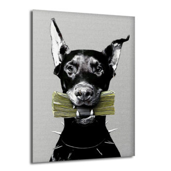 Gri arka planda, sivri tasmalı siyah bir Doberman köpeği ağzında deste deste yeşil banknot tutarken resmedilmiş modern cam tablo.