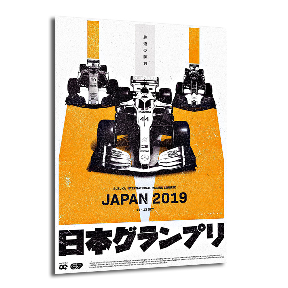F1 Japonya Grand Prix 2019 Yarış Arabaları Cam Tablo Duvar Dekoru Üç adet Formula 1 yarış arabasını, ortada 44 numaralı beyaz araba önde olacak şekilde gösteren, turuncu pist çizgileri ve Japonya Grand Prix 2019 yazıları içeren retro tarzı bir duvar sanatı posteri. Beyaz, siyah ve turuncu renkler hakimdir.