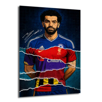 Mohamed Salah'ın kariyerindeki farklı futbol kulüplerinin formalarını yırtılmış efektle gösteren sanatsal çizim cam tablo. Mavi, kırmızı, mor ve sarı tonlarında formalar, koyu dokulu bir arka plan üzerinde yer alıyor.