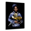 Siyah arka plan üzerinde denim ceketli ve şapkalı Kendrick Lamar'ın stilize edilmiş portresi, ellerinde altın Grammy ödülleri tutuyor. Mavi, altın ve siyah tonların hakim olduğu pop art tarzı bir görsel.