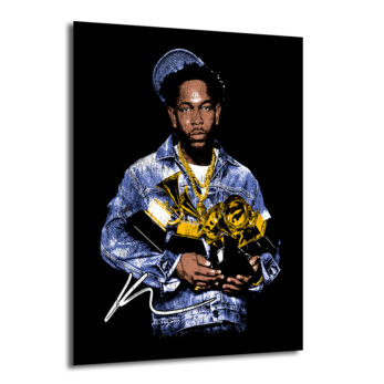 Siyah arka plan üzerinde denim ceketli ve şapkalı Kendrick Lamar'ın stilize edilmiş portresi, ellerinde altın Grammy ödülleri tutuyor. Mavi, altın ve siyah tonların hakim olduğu pop art tarzı bir görsel.