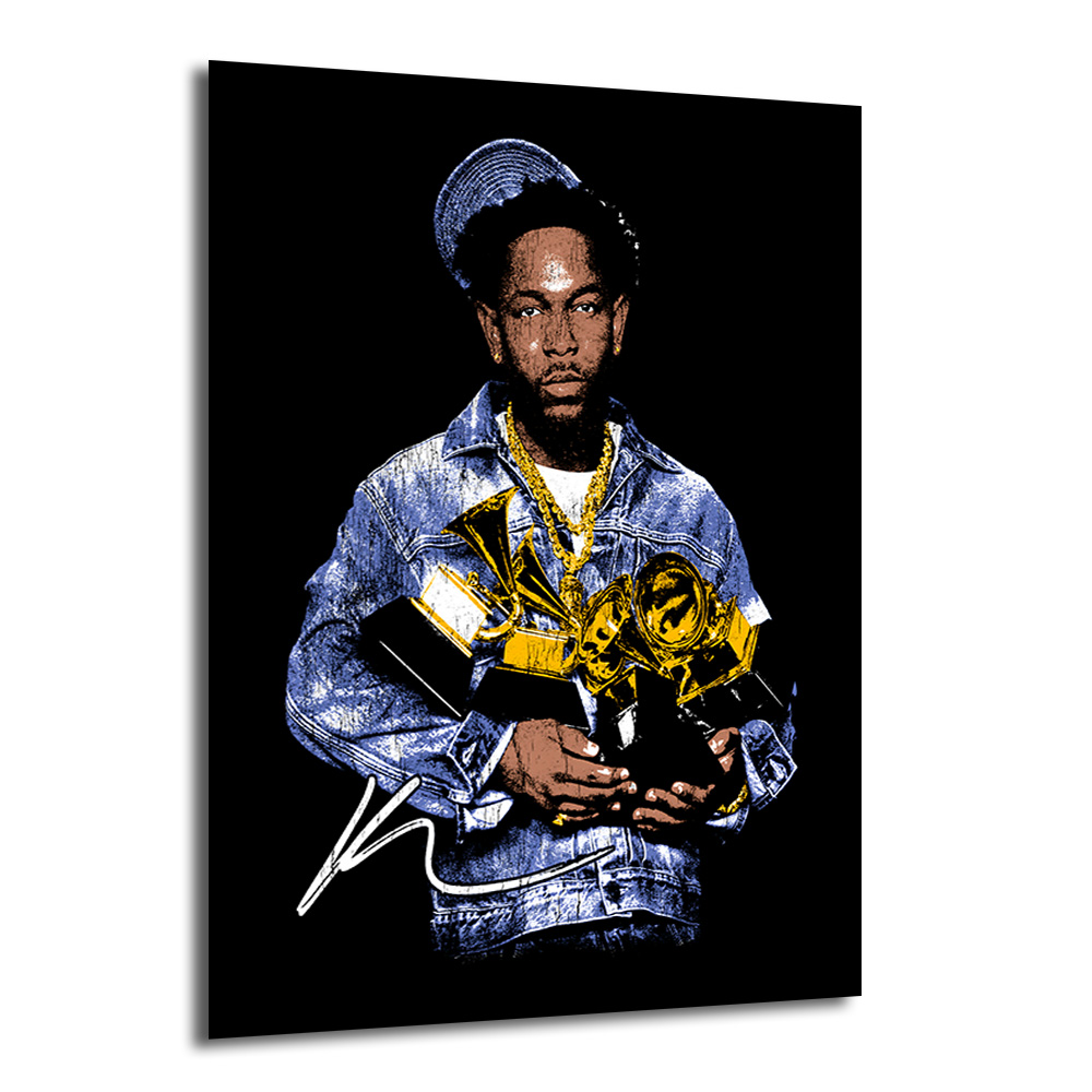 Kendrick Lamar Grammy Zaferi İkonik Cam Tablo Duvar Dekoru Siyah arka plan üzerinde denim ceketli ve şapkalı Kendrick Lamar'ın stilize edilmiş portresi, ellerinde altın Grammy ödülleri tutuyor. Mavi, altın ve siyah tonların hakim olduğu pop art tarzı bir görsel.