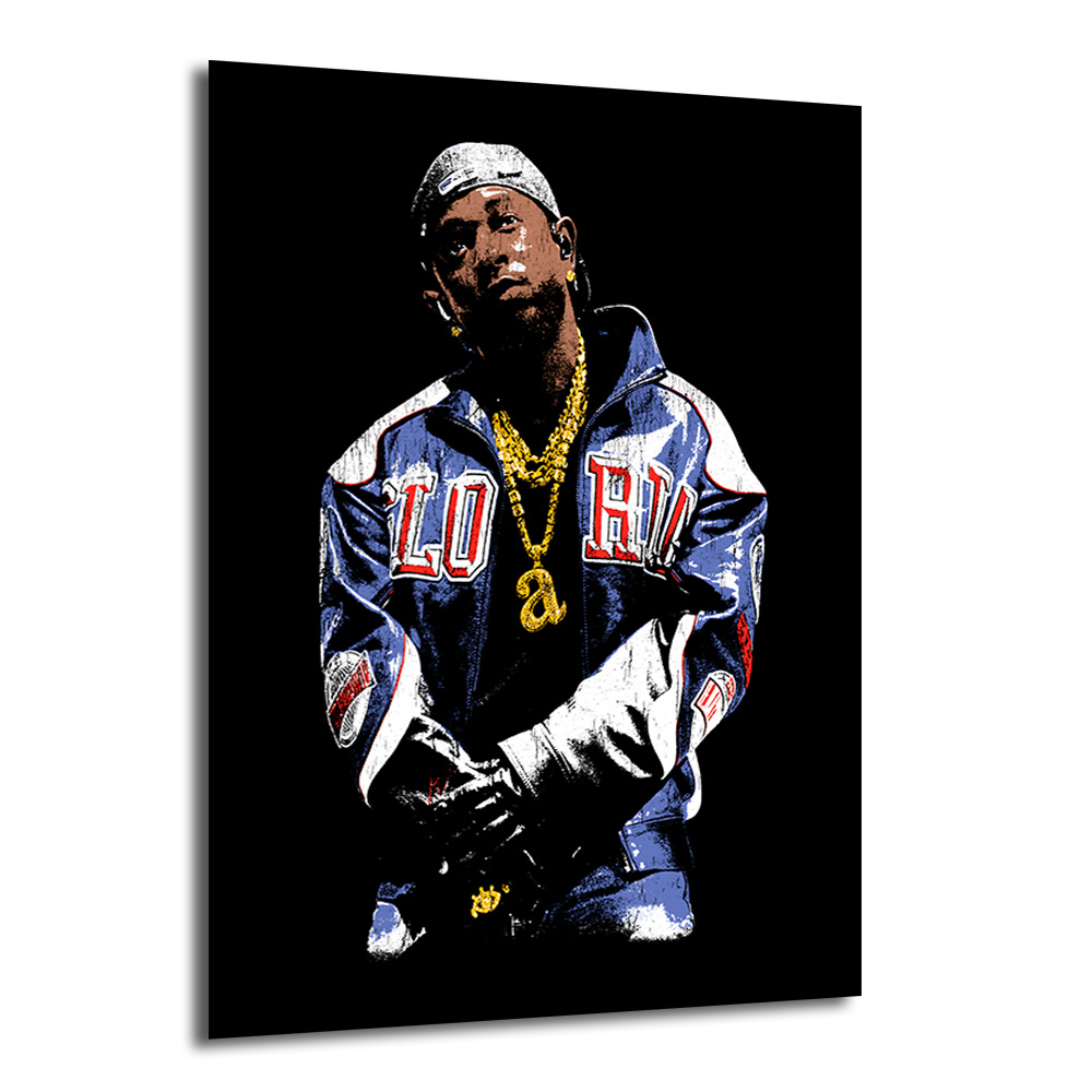 Urban Hip-Hop Tarzı Altın Zincirli Cam Tablo Duvar Dekoru Siyah fon üzerinde, mavi ve beyaz renklerde stilize edilmiş bir ceket giyen, şapkalı ve kalın altın zincirli bir hip-hop sanatçısının sanatsal portresi.