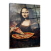 Leonardo da Vinci'nin Mona Lisa tablosunun mizahi bir yorumu. Mona Lisa, elinde erimiş peynirli bir dilim pizzayı uzatırken görülüyor, önünde ise büyük bir pizza tabağı duruyor. Geleneksel arka plan korunmuş, tablo cam materyal üzerinde yansımalarla birlikte.