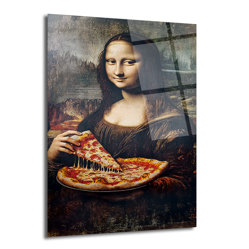 Mona Lisa Pizza Keyfi Cam Tablo - Modern Sanat Dokunuşu Duvar Dekoru Leonardo da Vinci'nin Mona Lisa tablosunun mizahi bir yorumu. Mona Lisa, elinde erimiş peynirli bir dilim pizzayı uzatırken görülüyor, önünde ise büyük bir pizza tabağı duruyor. Geleneksel arka plan korunmuş, tablo cam materyal üzerinde yansımalarla birlikte.