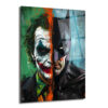Batman Joker Dengeleyici Güçler Sanatsal Cam Tablo Duvar Dekoru Yüzü ortadan ikiye ayrılmış, sol yarısı yeşil saçlı, beyaz makyajlı, kırmızı dudaklı Joker'i, sağ yarısı ise mor ve siyah tonlarında Batman'i gösteren graffiti tarzı, canlı renkli bir cam tablo.