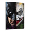 Batman ve Joker'in yüzlerinin ortadan ikiye ayrıldığı, renkli boya sıçramaları ve graffiti tarzı detaylarla süslenmiş modern bir cam tablo.