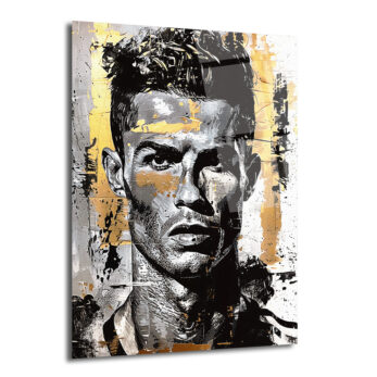 Siyah, beyaz, gri ve altın renklerinde, graffiti ve sokak sanatı tarzında yapılmış, Cristiano Ronaldo'nun yoğun bakışlı portre cam tablosu. Arka planda soyut fırça darbeleri ve boya sıçramaları görülüyor.