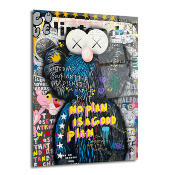 Urban pop art tarzında, figürünün merkezde olduğu, mavi tüylü bir karakterin yer aldığı, etrafında , grafiti yazıları, yıldızlar ve elmas sembolleri bulunan çok renkli ve dinamik bir cam tablo. Tabloda 'NO PLAN IS A GOOD PLAN' yazısı dikkat çekiyor.