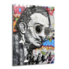 Dalí Rockstar Pop Art Cam Tablo: Modern Sanatın Cesur Yorumu Duvar Dekoru Siyah beyaz Salvador Dalí portresi, güneş gözlüklü ve bıyıklı, etrafında renkli graffiti, pop art öğeleri ve 'ROCKSTAR', 'KING' gibi yazılar içeren modern bir cam tablo.