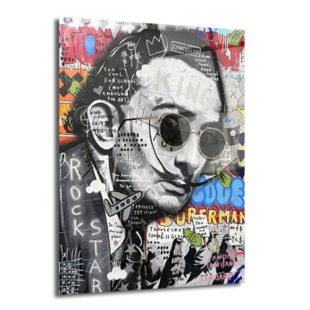 Siyah beyaz Salvador Dalí portresi, güneş gözlüklü ve bıyıklı, etrafında renkli graffiti, pop art öğeleri ve 'ROCKSTAR', 'KING' gibi yazılar içeren modern bir cam tablo.