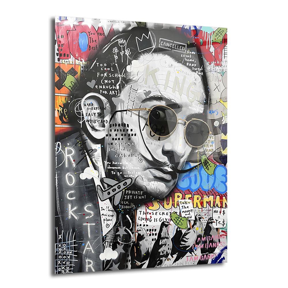 Dalí Rockstar Pop Art Cam Tablo: Modern Sanatın Cesur Yorumu Duvar Dekoru Siyah beyaz Salvador Dalí portresi, güneş gözlüklü ve bıyıklı, etrafında renkli graffiti, pop art öğeleri ve 'ROCKSTAR', 'KING' gibi yazılar içeren modern bir cam tablo.