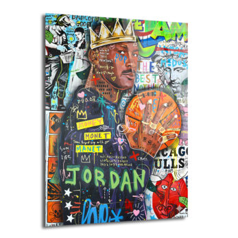 Graffiti ve sokak sanatı tarzında, üzerinde taç olan Michael Jordan'ı gösteren canlı renkli bir cam tablo. Jordan, bir basketbol topu tutuyor ve etrafı 'JORDAN', 'MONEY', 'POP' gibi yazılar, kalpler, yıldızlar ve çeşitli sembollerle dolu. Enerjik ve modern bir şehir sanatı eseridir.