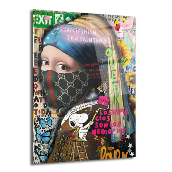 Gucci maske takan, Banksy tarzı graffiti ve pop art öğeleriyle süslenmiş İnci Küpeli Kız portresi. Tabloda , Snoopy, kelebekler ve çeşitli yazılar yer alıyor, canlı ve çok renkli bir sanat eseri.