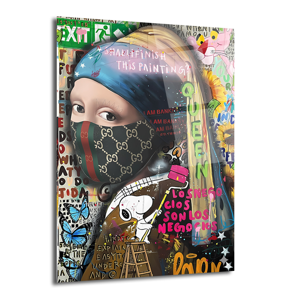 Banksy Esintili İnci Küpeli Kız Maskeli Modern Cam Tablo Duvar Dekoru Gucci maske takan, Banksy tarzı graffiti ve pop art öğeleriyle süslenmiş İnci Küpeli Kız portresi. Tabloda , Snoopy, kelebekler ve çeşitli yazılar yer alıyor, canlı ve çok renkli bir sanat eseri.