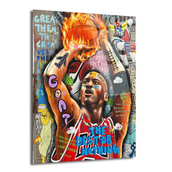 Michael Jordan'ın alevli bir basketbol topunu tutarken resmedildiği, canlı renklerde graffiti ve pop art öğeleriyle dolu bir cam tablo. Arka planda Simpsonlar karakteri ve Grendizer gibi detaylar, modern sokak sanatı tarzında işlenmiştir.