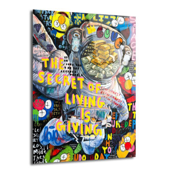Renkli graffiti tarzında, miğferinde altın külçeleri ve para desteleri bulunan bir astronotun yer aldığı cam tablo. Eserin üzerinde 'THE SECRET OF LIVING IS GIVING' yazısı canlı renklerle vurgulanmıştır.