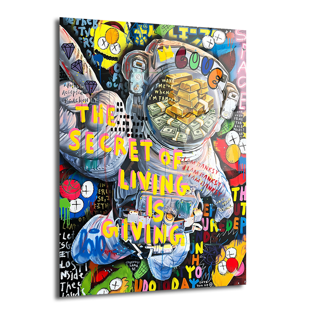 Yaşamın Sırrı: Astronot ve Servet Temalı Pop Art Cam Tablo Duvar Dekoru Renkli graffiti tarzında, miğferinde altın külçeleri ve para desteleri bulunan bir astronotun yer aldığı cam tablo. Eserin üzerinde 'THE SECRET OF LIVING IS GIVING' yazısı canlı renklerle vurgulanmıştır.