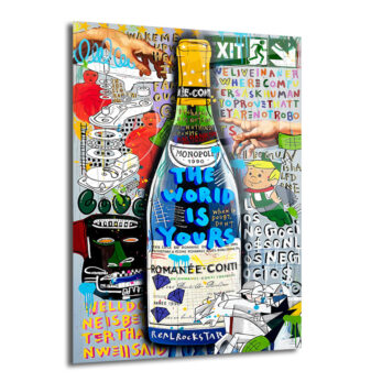 Canlı renklerle, pop art ve graffiti tarzında tasarlanmış, ortasında 'THE WORLD IS YOURS' yazılı bir şampanya şişesi bulunan modern cam tablo. Arka planda Michelangelo'nun 'Adem'in Yaratılışı'ndan eller, Buda figürleri, pikaplar ve çeşitli yazılar yer alıyor, genel görünüm enerjik ve dinamik.