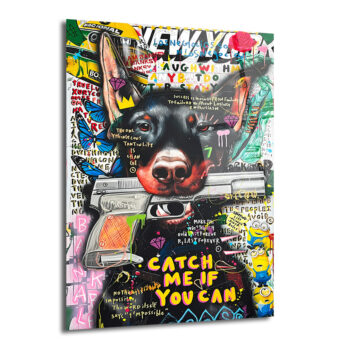 Ağzında silah tutan bir Doberman köpeğinin yer aldığı, graffiti ve pop art tarzı, çok renkli ve dinamik bir cam tablo. Arka planda kelebekler, Minion karakterleri ve motivasyonel yazılar bulunuyor.