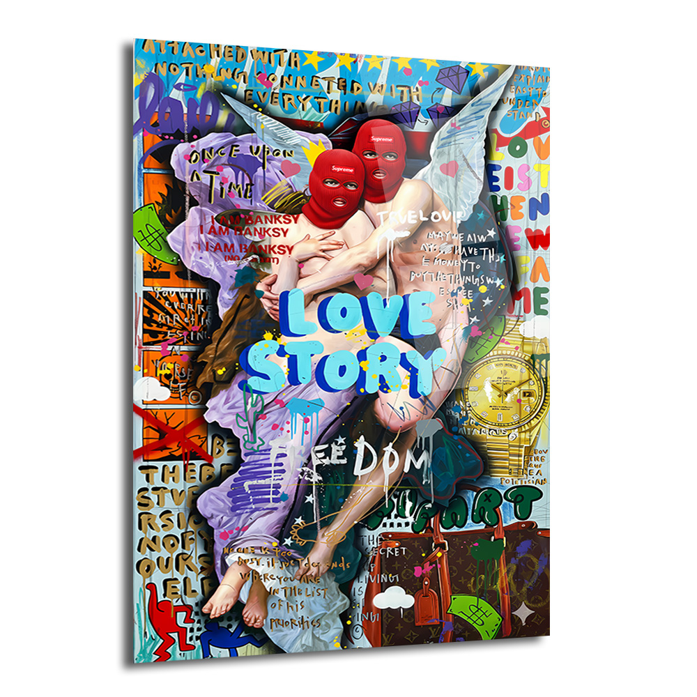 Urban Aşk Hikayesi Banksy Tarzı Cam Tablo Duvar Dekoru Kırmızı balaklava giyen iki figürün sarıldığı, 'LOVE STORY' yazılı, graffiti ve pop art öğeleriyle dolu canlı, modern bir cam tablo. Arka planda Banksy referansları, Louis Vuitton logoları ve sokak sanatı detayları bulunuyor.