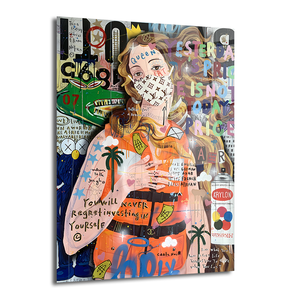 Urban Pop Art Kraliçe Maskeli Çağdaş Sanat Cam Tablo Duvar Dekoru Turuncu tulumlu, maskeli ve taçlı bir kadının graffiti ve pop art ögeleriyle dolu, canlı renklerdeki cam tablo. Arka planda palmiye ağaçları, dolar işaretleri, sloganlar ve bir sprey boya kutusu yer alıyor.