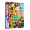 Gustav Klimt'in Öpücük eserinin pop art ve sokak sanatı unsurlarıyla modern yorumlandığı, altın sarısı, kırmızı ve mavi tonlarında, içinde 'LOVE STORY' yazısı, pembe panter, Care Bear, lüks marka logoları ve kırmızı bir spor araba bulunan, karmaşık ve enerjik bir cam tablo.