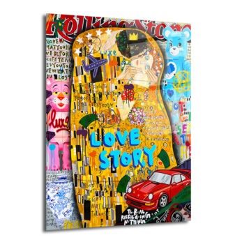 Gustav Klimt'in Öpücük eserinin pop art ve sokak sanatı unsurlarıyla modern yorumlandığı, altın sarısı, kırmızı ve mavi tonlarında, içinde 'LOVE STORY' yazısı, pembe panter, Care Bear, lüks marka logoları ve kırmızı bir spor araba bulunan, karmaşık ve enerjik bir cam tablo.
