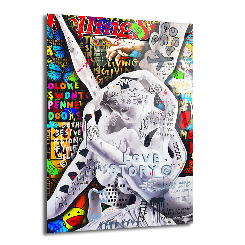 Aşk Hikayesi Graffiti Sanat Cam Tablo: Urban Klasik Buluşması Duvar Dekoru Klasik heykelleri ve canlı graffiti sanatını birleştiren, parlak renkli, dinamik bir cam tablo. Merkezde kucaklaşan iki beyaz heykel figürü, etrafında neon renklerde yazılar, kelebekler, bir el bombası illüstrasyonu ve çeşitli semboller ile modern bir 'Aşk Hikayesi' teması işlenmiştir.