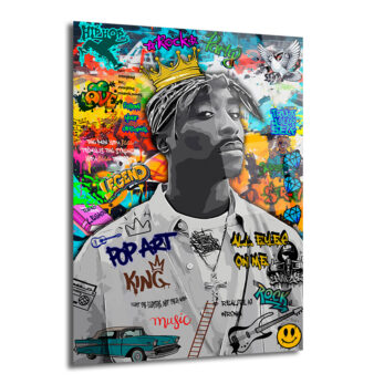 Tupac Shakur'un siyah beyaz portresi, başında altın bir taç ile çevrili canlı renkli graffiti desenli bir cam tablo. Arka planda 'HIPHOP', 'ROCK', 'LEGEND' gibi yazılar ve urban sanat öğeleri yer alıyor.