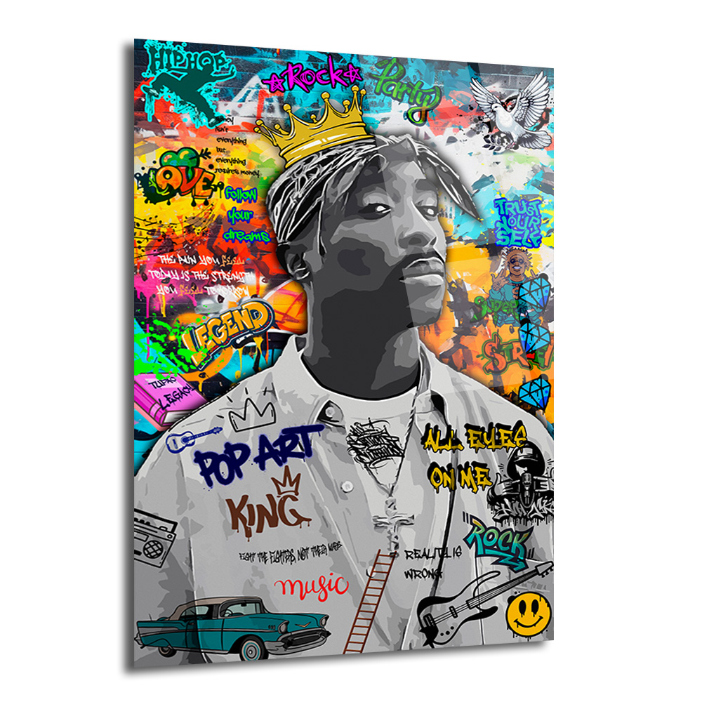Tupac Graffiti Cam Tablo | Urban Sanat ve Hip-Hop Ruhu Duvar Dekoru Tupac Shakur'un siyah beyaz portresi, başında altın bir taç ile çevrili canlı renkli graffiti desenli bir cam tablo. Arka planda 'HIPHOP', 'ROCK', 'LEGEND' gibi yazılar ve urban sanat öğeleri yer alıyor.