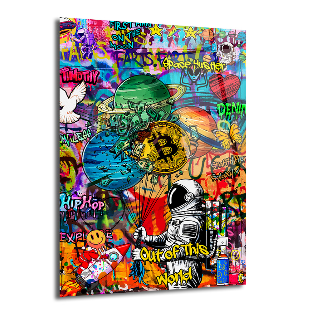 Uzay Macerası: Astronot, Bitcoin ve Graffiti Sanatı Cam Tablo Duvar Dekoru Canlı renklerde graffiti tarzında, astronotun Bitcoin ve gezegen balonlarını tuttuğu, roket ve çeşitli sloganların yer aldığı modern sanat eseri cam tablo.