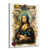 Mona Lisa'nın modern bir yorumunu içeren, mavi 'QUEEN' beresi ve altın madalyon kolyeyle süslenmiş, arka planında vitray desenleri, altın paralar ve kelebekler bulunan dijital sanat eseri. Tablo üzerinde 'IN ART WE TRUST', 'MONEY MANIFESTO' gibi yazılar ve graffiti detayları yer almaktadır.