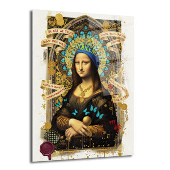 Mona Lisa'nın modern bir yorumunu içeren, mavi 'QUEEN' beresi ve altın madalyon kolyeyle süslenmiş, arka planında vitray desenleri, altın paralar ve kelebekler bulunan dijital sanat eseri. Tablo üzerinde 'IN ART WE TRUST', 'MONEY MANIFESTO' gibi yazılar ve graffiti detayları yer almaktadır.