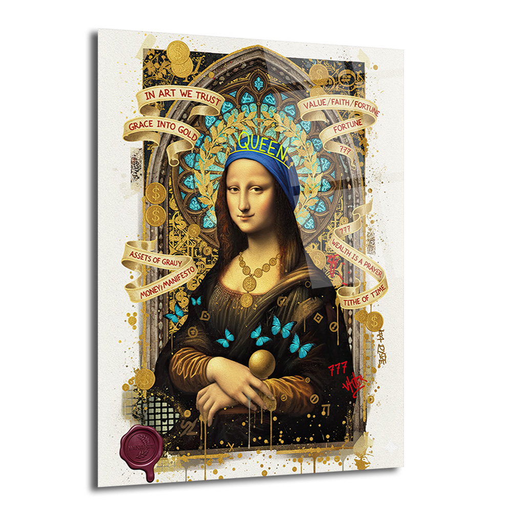 Mona Lisa Queen Manifestosu Cam Tablo: Modern Sanatın Zirvesi Duvar Dekoru Mona Lisa'nın modern bir yorumunu içeren, mavi 'QUEEN' beresi ve altın madalyon kolyeyle süslenmiş, arka planında vitray desenleri, altın paralar ve kelebekler bulunan dijital sanat eseri. Tablo üzerinde 'IN ART WE TRUST', 'MONEY MANIFESTO' gibi yazılar ve graffiti detayları yer almaktadır.