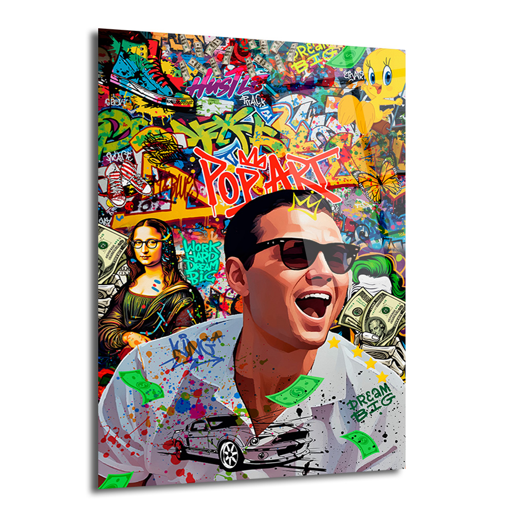 Pop Art Hustle: Jordan Belfort Temalı Modern Cam Tablo Duvar Dekoru Pop Art tarzında, gülen ve para saçılan bir adamın (Leonardo DiCaprio benzeri) merkezde olduğu, arka planda Mona Lisa, Tweety, grafiti yazıları, spor ayakkabılar ve bir arabanın yer aldığı çok renkli ve enerjik bir cam tablo.